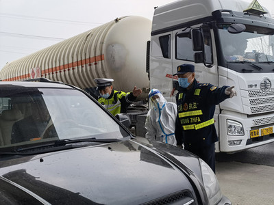 徐州交警堅(jiān)守一線，筑牢防疫“安全墻”保障道路貨物運(yùn)輸安全暢通